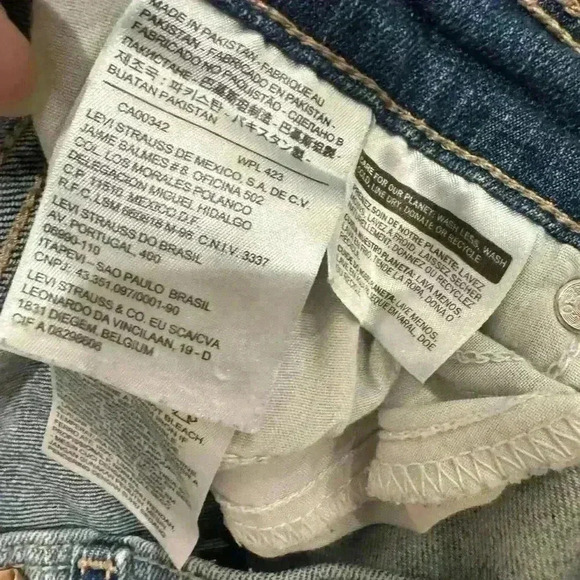 Levi’s Bermuda shorts Sz 28 hits mid thigh - worn once - Picture 4 of 5